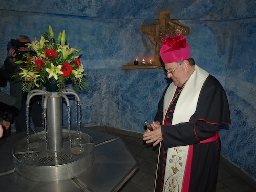 Arcibiskup Dominik Duka požehnal pramen běloveské kyselky Idy