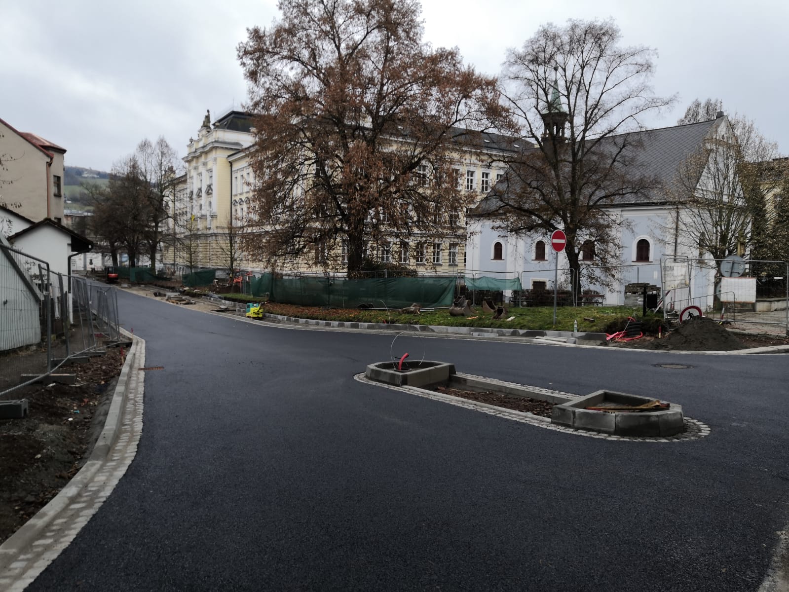 Komunikace v ulici Řezníčkova dnes dostala nový „asfaltový kabát“