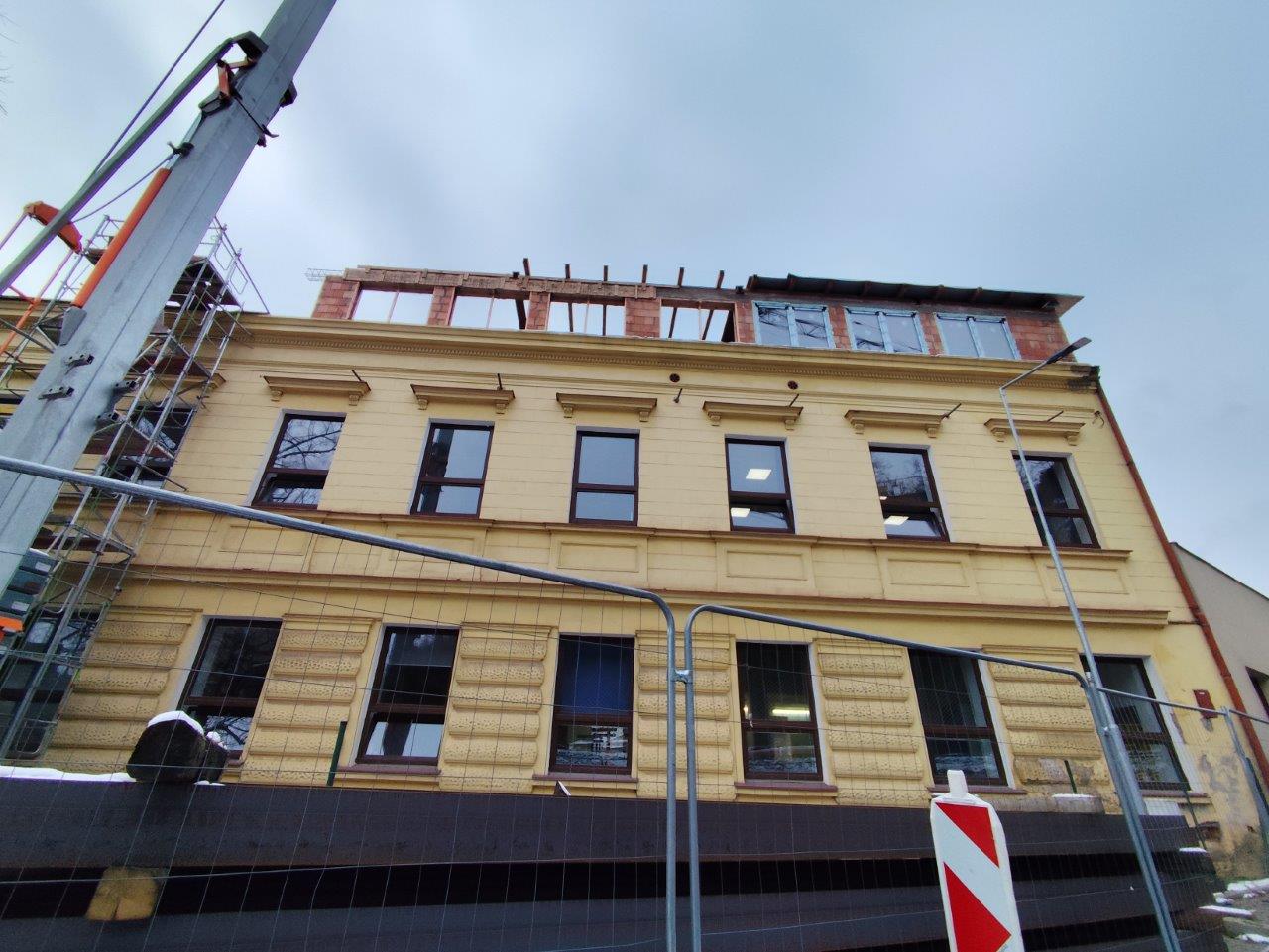 Pokra�uje vestavba u�eben St�edn� zdravotnick� �koly - Evangelick� akademie v N�chod�