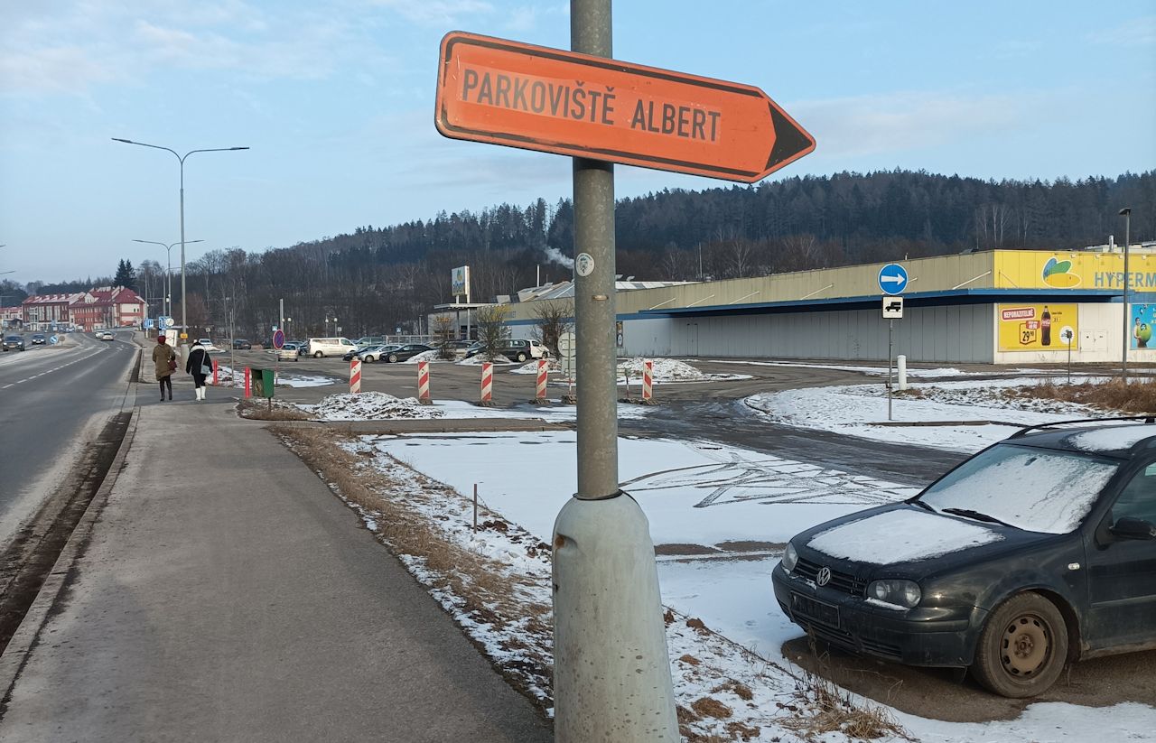 Do�asn� zm�na p��jezdu k hypermarketu Albert Hypermarket u hranic