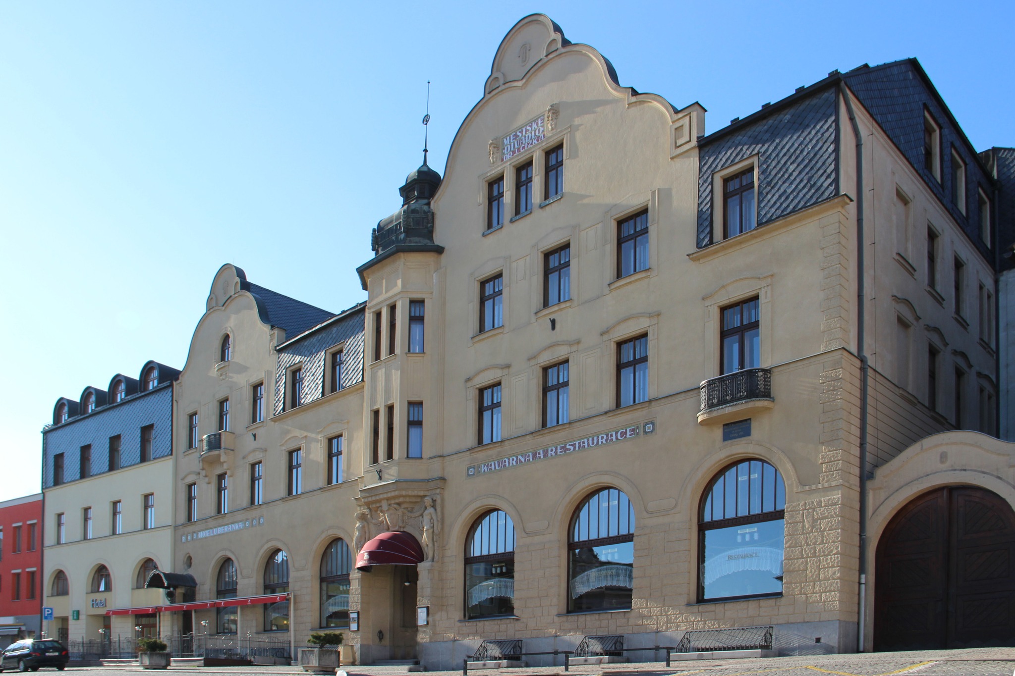 Den otevřených dveří do historie i architektury divadla, nové radnice a Bartoňovy vily