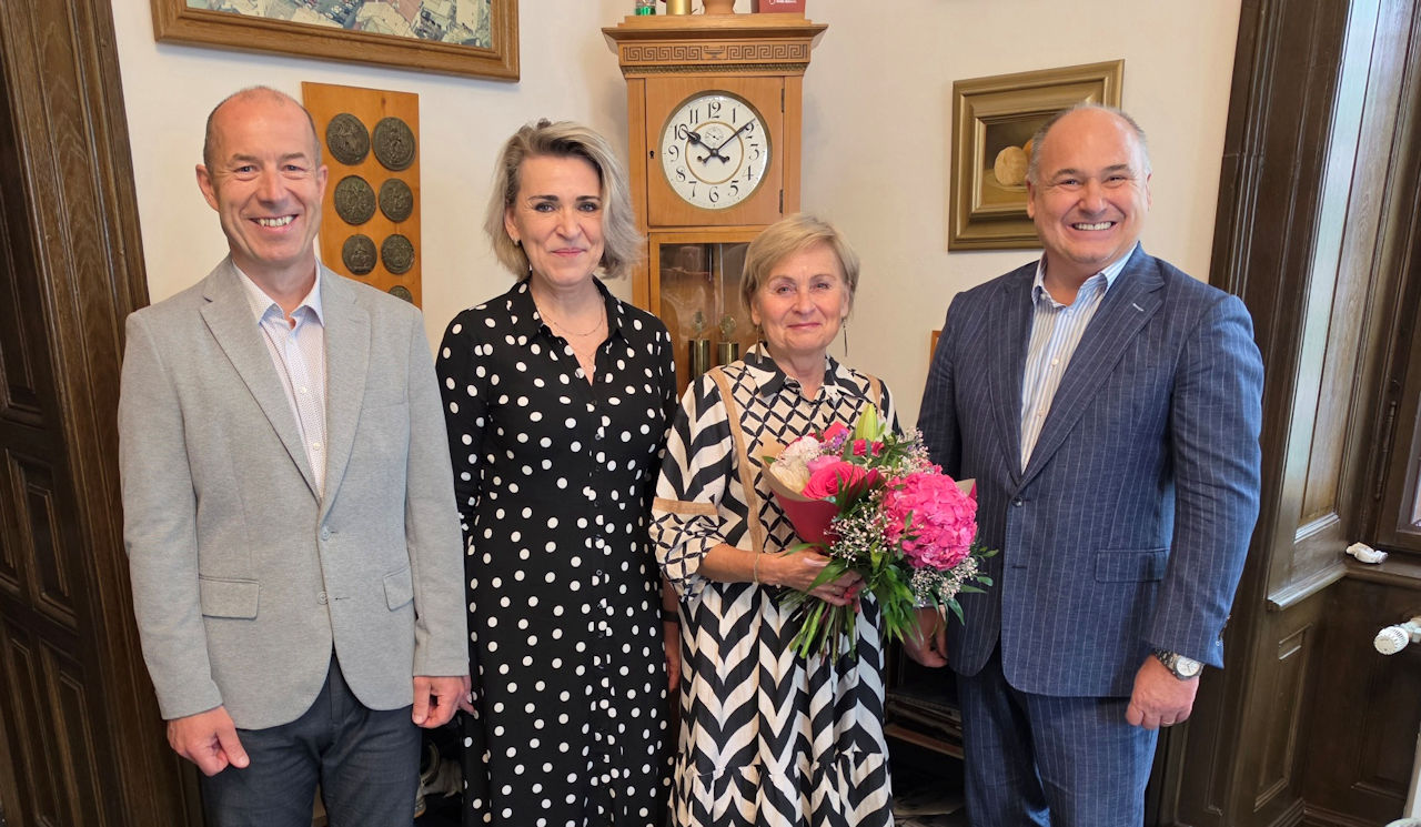 Ocen�n� Pedagog roku 2026 p�evzala v�tvarnice a pedago�ka Jana Matou�ov�