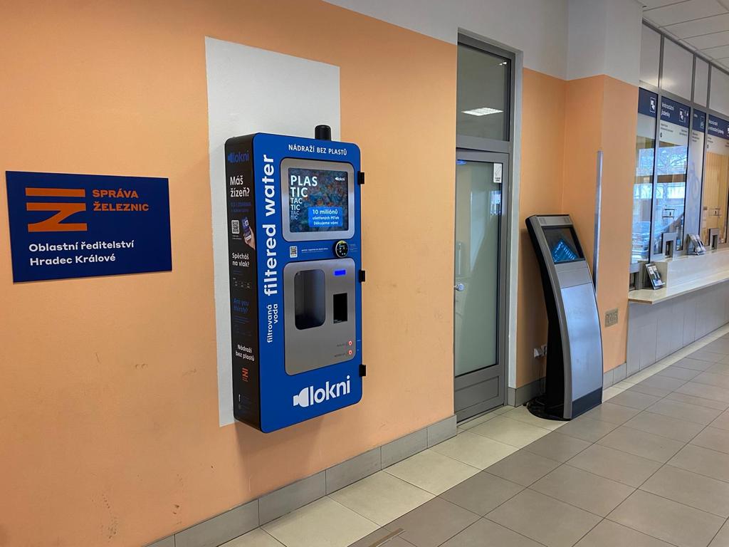 Železniční stanice Náchod má automat na filtrovanou vodu do vlastní lahve