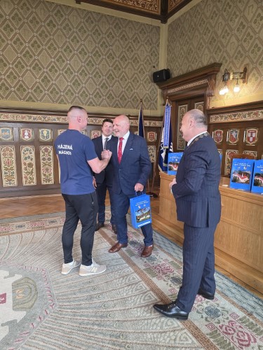 Slavnostn pijet mladch dorostenc hzen HC TJ Nchod na radnici