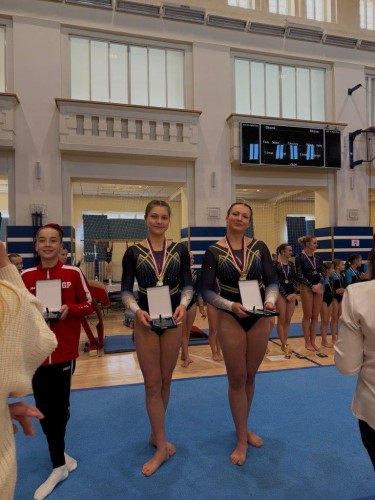 Karolína Špeldová - nejlepší závodnice KHK v kategotrii VS 5B a Tereza Šedivá - nejlepší závodnice KHK v kategorii VS 6B