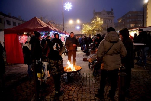 Advent v Nchod je tady! Na Masarykov nmst se rozzil vnon strom.
