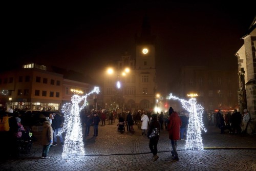 Advent v Nchod je tady! Na Masarykov nmst se rozzil vnon strom.
